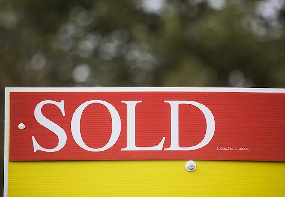 Estate agent sold board showing 43% reduction in fall-throughs with a Fast Track Sale